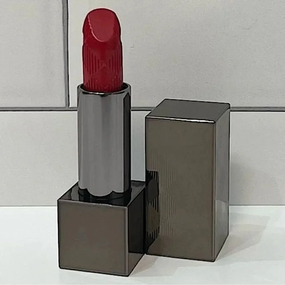 Burberry No.109 Military Red Burberry Kisses Lipstick